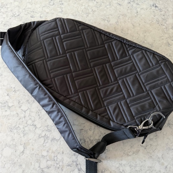 Lug Black Quilted Crossbody Bag “Hovercraft Sling back” - Picture 3 of 13